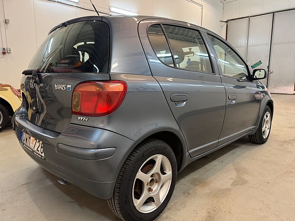 Toyota Yaris 7 of 17