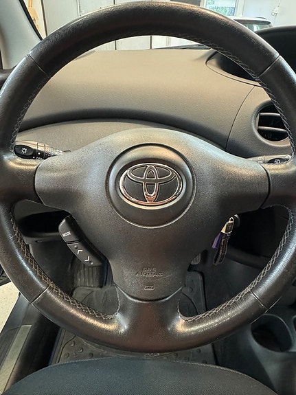 Toyota Yaris 10 of 17