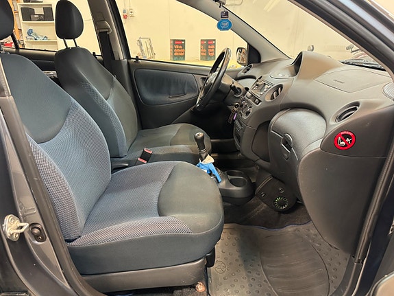 Toyota Yaris 14 of 17