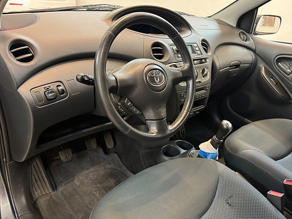 Toyota Yaris 9 of 17