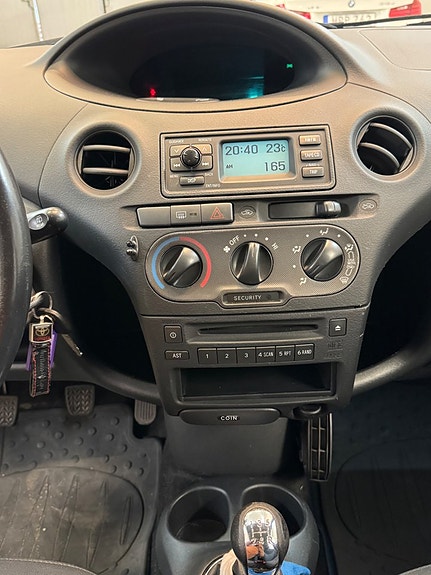 Toyota Yaris 12 of 17