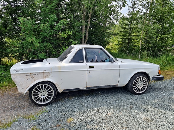Volvo 244 2 of 6