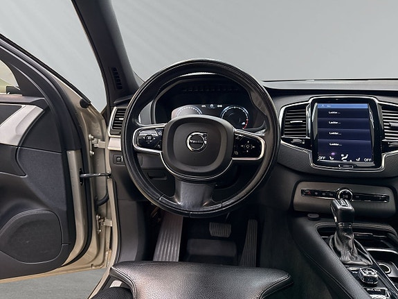 Volvo XC90 10 of 26