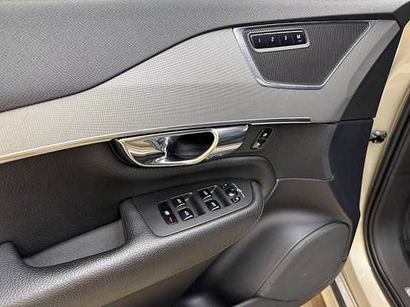 Volvo XC90 11 of 26