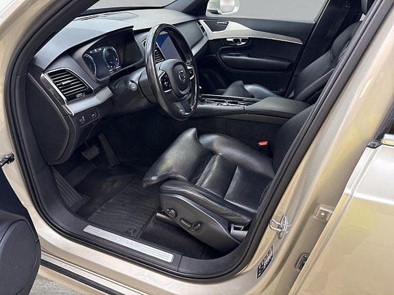 Volvo XC90 6 of 26