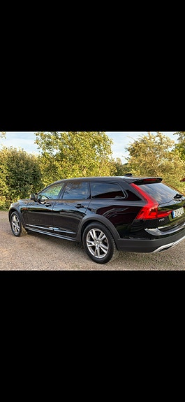 Volvo V90 Cross Country 2 of 5