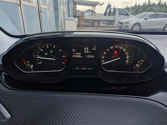 Peugeot 2008 11 of 15