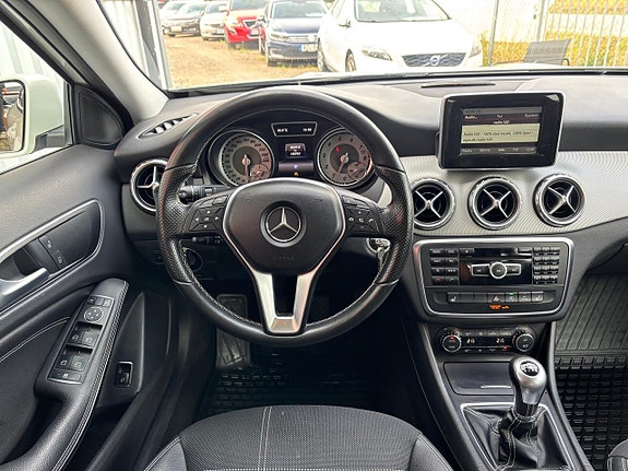 Mercedes-Benz GLA200 10 of 29
