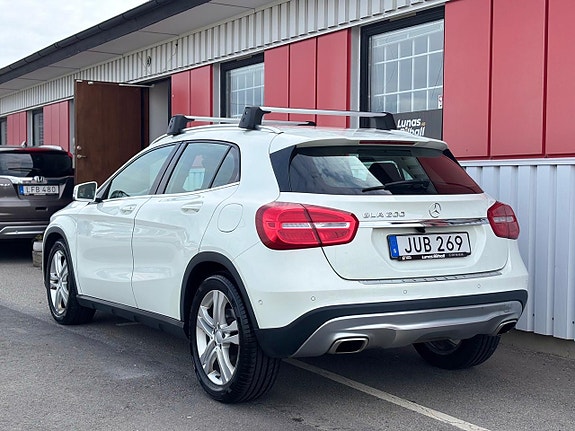 Mercedes-Benz GLA200 4 of 29