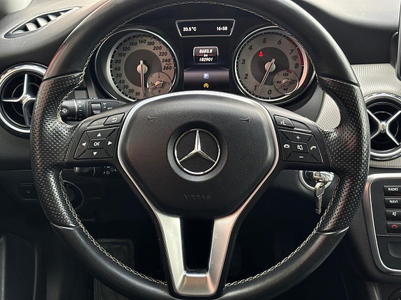 Mercedes-Benz GLA200 12 of 29