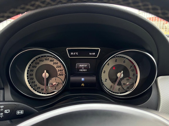 Mercedes-Benz GLA200 13 of 29
