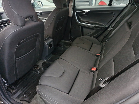 Volvo V60 Cross Country 7 of 12
