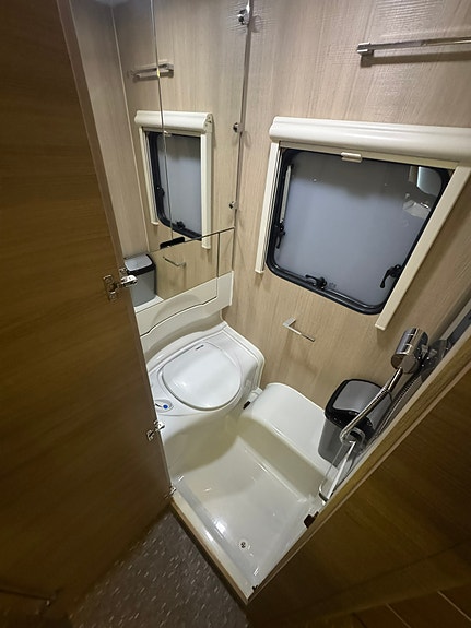 Adria Adora 593 UK 3 Våningssäng, AC, 2x Förtält jubileum 11 of 15
