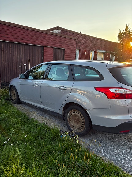 Ford Focus 2 of 3