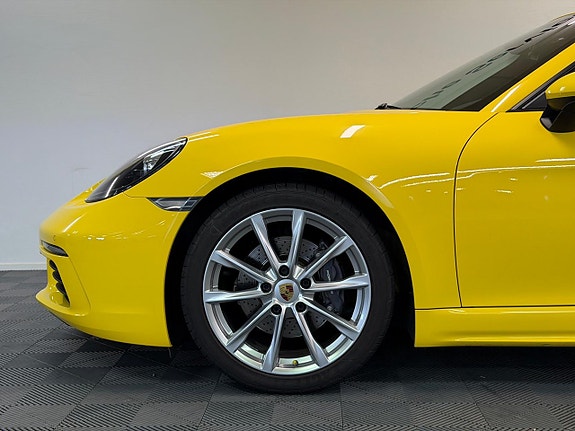Porsche 718 Cayman 3 of 5