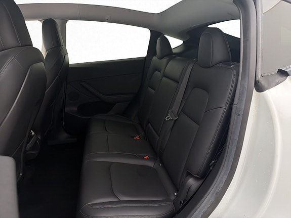 Tesla Model Y 14 of 30