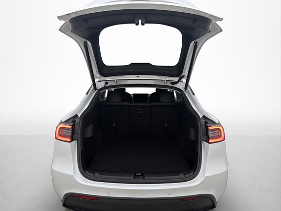 Tesla Model Y 13 of 30