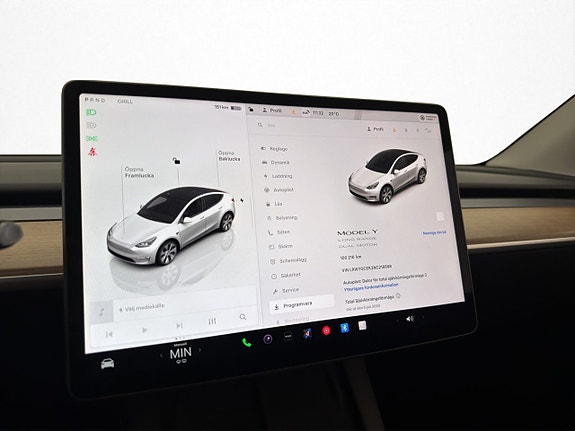 Tesla Model Y 24 of 30
