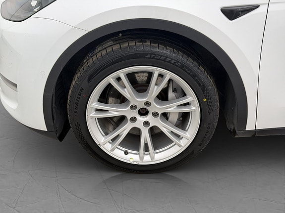 Tesla Model Y 29 of 30