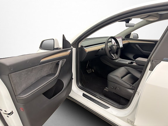 Tesla Model Y 15 of 30