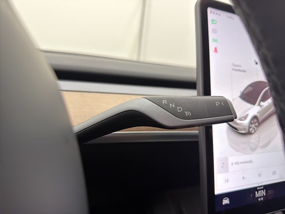 Tesla Model Y 28 of 30