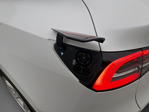 Tesla Model Y 16 of 30