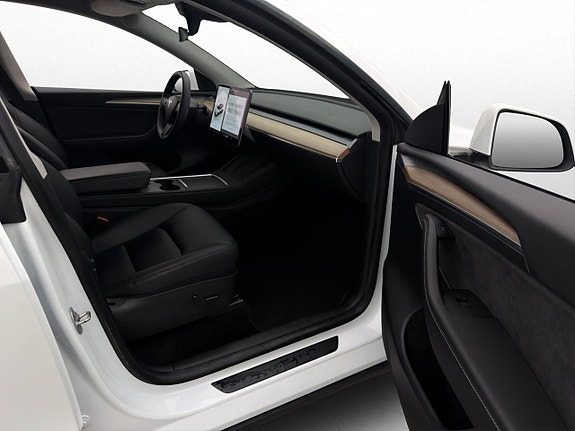 Tesla Model Y 12 of 30