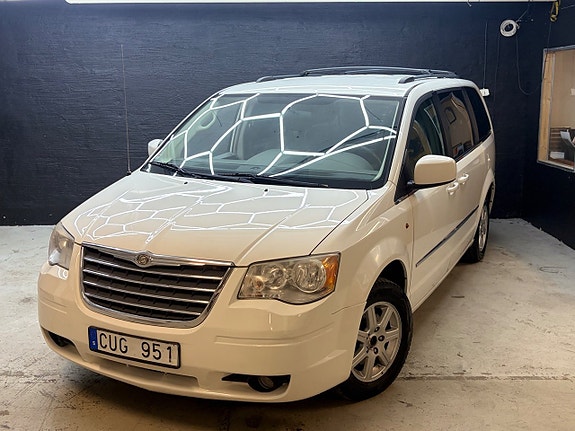 Chrysler Town & Country 2 of 16