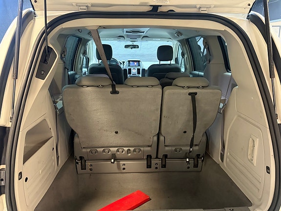Chrysler Town & Country 15 of 16