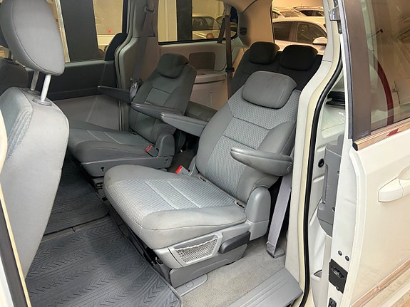 Chrysler Town & Country 13 of 16