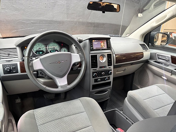 Chrysler Town & Country 12 of 16