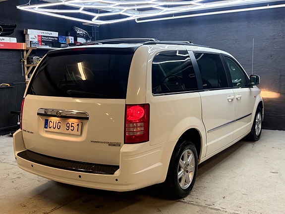 Chrysler Town & Country 8 of 16