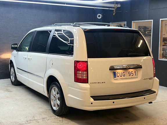 Chrysler Town & Country 7 of 16