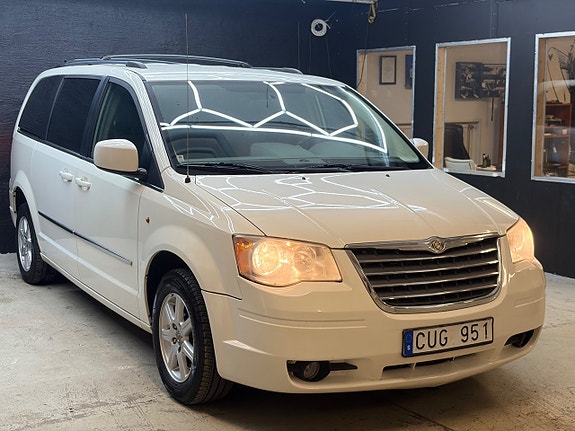 Chrysler Town & Country 5 of 16