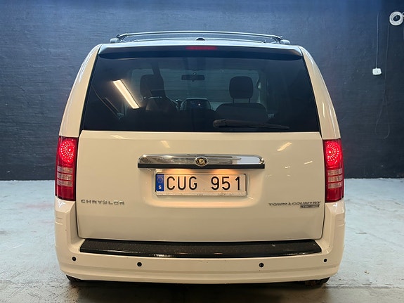 Chrysler Town & Country 9 of 16