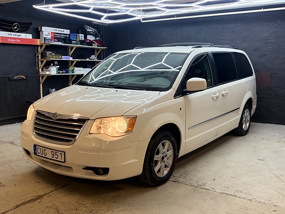 Chrysler Town & Country 6 of 16
