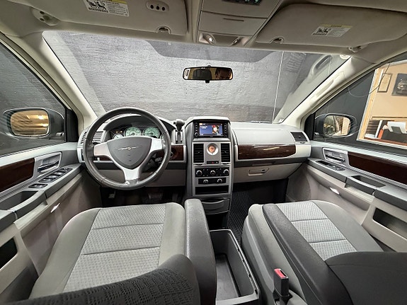 Chrysler Town & Country 11 of 16