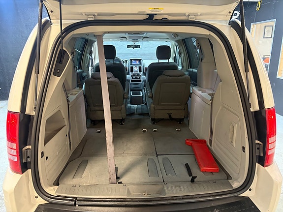 Chrysler Town & Country 16 of 16