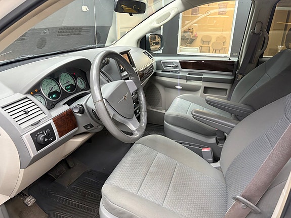 Chrysler Town & Country 10 of 16