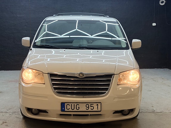 Chrysler Town & Country 4 of 16