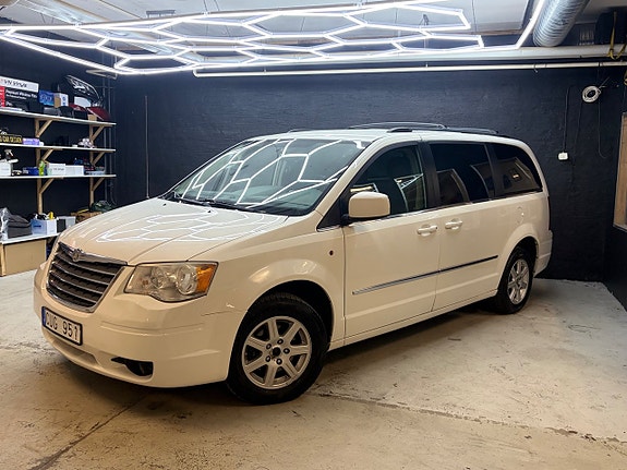 Chrysler Town & Country 3 of 16