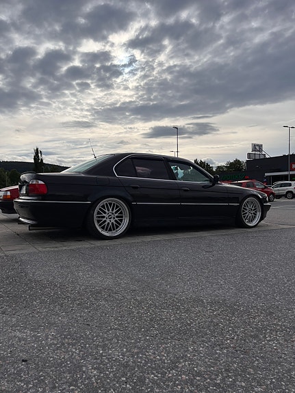 BMW 740i 4 of 5