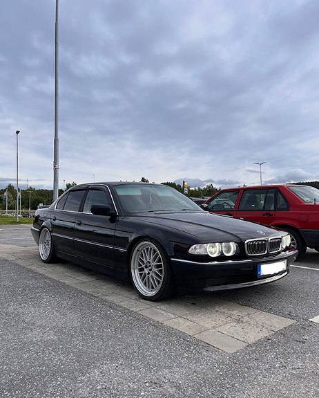 BMW 740i 3 of 5