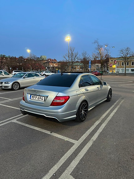 Mercedes-Benz C220 3 of 5