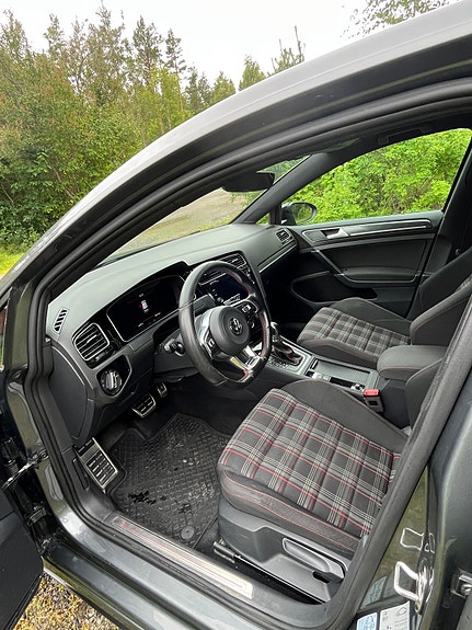 Volkswagen Golf VII 9 of 17