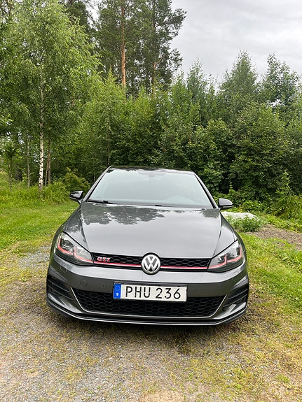 Volkswagen Golf VII 2 of 17
