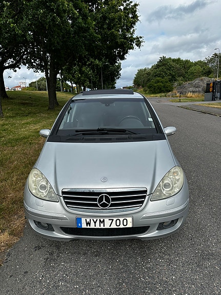 Mercedes-Benz A180 2 of 5