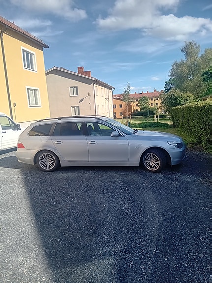 BMW 523i 3 of 4