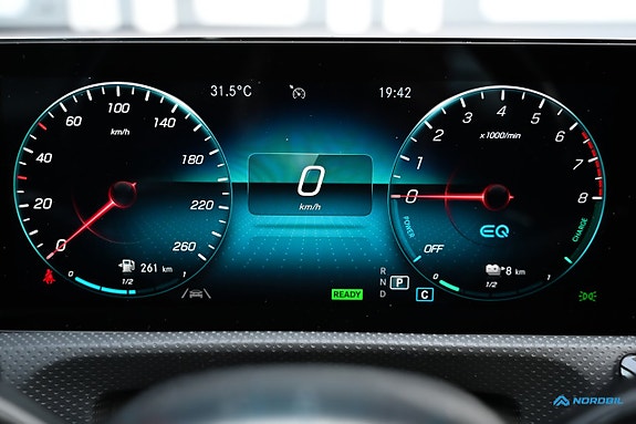 Mercedes-Benz A250 e 16 of 23