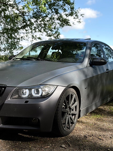 BMW 325d 2 of 5